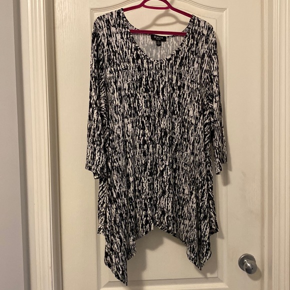 Black & white top with long sides - Picture 1 of 4